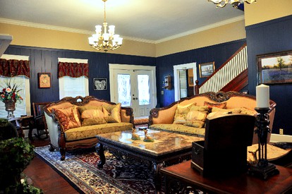Luxurious Bed and Breakfast Vacation Rental for Large Groups in East Texas - Huntington, Texas - glamping.directory