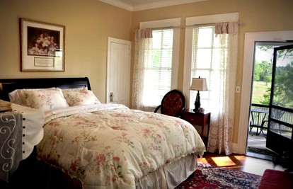 Luxurious Bed and Breakfast Vacation Rental for Large Groups in East Texas - Huntington, Texas - glamping.directory