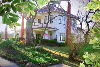 Luxurious Bed and Breakfast Vacation Rental for Large Groups in East Texas - Huntington, Texas - glamping.directory