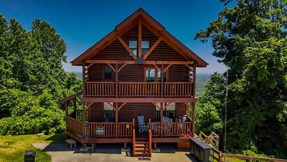 Charming Mountain Cabin with Hot-Tub and Spectacular Views in Sevierville, Tennessee - glamping.directory