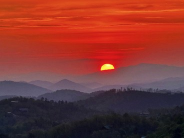 Charming Mountain Cabin with Hot-Tub and Spectacular Views in Sevierville, Tennessee - Sevierville, Tennessee - glamping.directory