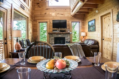 Charming Mountain Cabin with Hot-Tub and Spectacular Views in Sevierville, Tennessee - Sevierville, Tennessee - glamping.directory