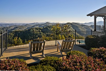 Charming Mountain Cabin with Hot-Tub and Spectacular Views in Sevierville, Tennessee - Sevierville, Tennessee - glamping.directory