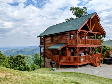 Charming Mountain Cabin with Hot-Tub and Spectacular Views in Sevierville, Tennessee - Sevierville, Tennessee - glamping.directory