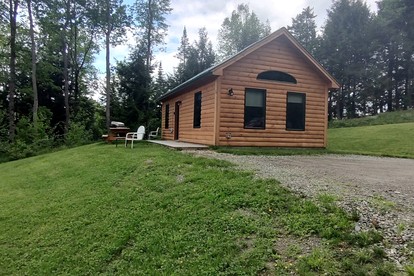Cozy Pet-Friendly Cabin in Hyde Park, Vermont - Perfect for a Nature Escape near the Green River Reservoir State Park - glamping.directory