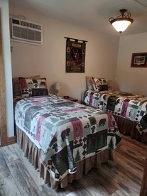 Cozy Pet-Friendly Cabin in Hyde Park, Vermont - Perfect for a Nature Escape near the Green River Reservoir State Park - Hyde Park, Vermont - glamping.directory