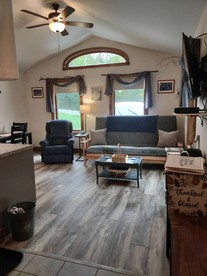 Cozy Pet-Friendly Cabin in Hyde Park, Vermont - Perfect for a Nature Escape near the Green River Reservoir State Park - Hyde Park, Vermont - glamping.directory