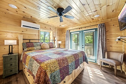 Incredible Cabin with Breathtaking Views Nestled in the Trees in Gatlinburg, Tennessee - Gatlinburg, Tennessee - glamping.directory