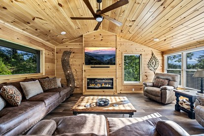 Incredible Cabin with Breathtaking Views Nestled in the Trees in Gatlinburg, Tennessee - Gatlinburg, Tennessee - glamping.directory