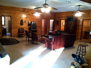 Spacious Cabin Rental for Large Groups near Onondaga Cave State Park in Missouri - Steelville, Missouri - glamping.directory