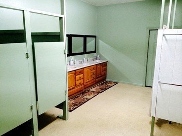 Spacious Cabin Rental for Large Groups near Onondaga Cave State Park in Missouri - Steelville, Missouri - glamping.directory