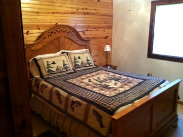 Spacious Cabin Rental for Large Groups near Onondaga Cave State Park in Missouri - Steelville, Missouri - glamping.directory