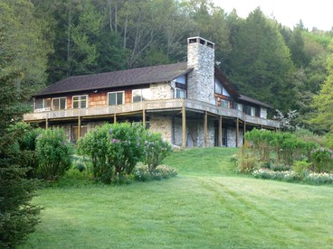 Large and Spacious Lakeside Cabin with Mountain Views in Fairhope, Pennsylvania - glamping.directory