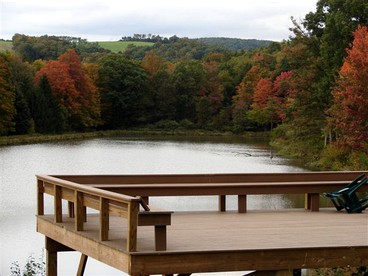 Large and Spacious Lakeside Cabin with Mountain Views in Fairhope, Pennsylvania - Fairhope, Pennsylvania - glamping.directory