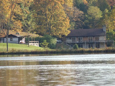 Large and Spacious Lakeside Cabin with Mountain Views in Fairhope, Pennsylvania - Fairhope, Pennsylvania - glamping.directory