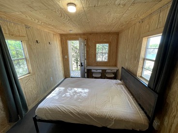 Rustic Cabin for Memorable Glamping Experience in Jacksboro, Texas - Graford, Texas - glamping.directory