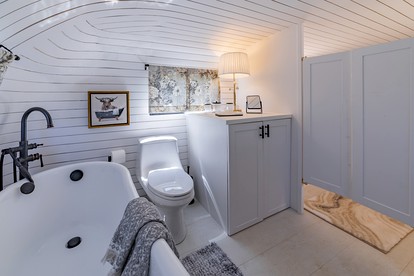 Charming Luxurious Airstream Beautifully Design with Indoor Bath in Texas - Spicewood, Texas - glamping.directory