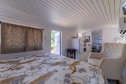 Charming Luxurious Airstream Beautifully Design with Indoor Bath in Texas - Spicewood, Texas - glamping.directory