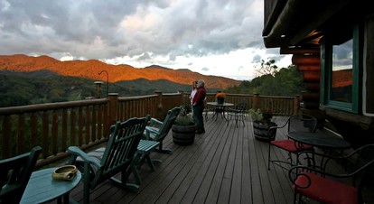 Deluxe Bed and Breakfast Getaway in the Great Smoky Mountains near Leicester, North Carolina - Leicester, North Carolina - glamping.directory
