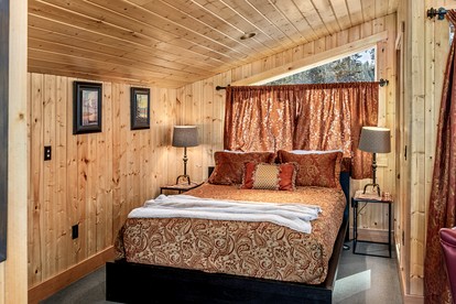 Riverfront Cabin with Modern Loft Interior in Leavenworth, Washington - Leavenworth, Washington - glamping.directory