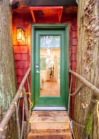 Relaxing Tree House in Sequim, Washington, Perfect for a Glamping Getaway to Olympic National Park - Sequim, Washington - glamping.directory