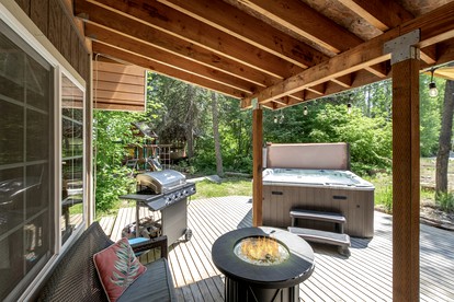Pet-Friendly, Serene Mountain Cabin Lake Near Wenatchee State Park with a Hot-Tub to Relax Under the Stars, Washington - Leavenworth, Washington - glamping.directory