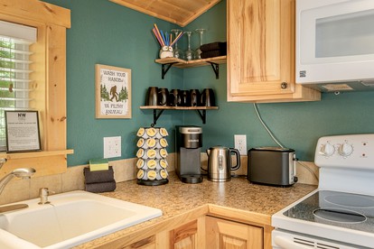 Pet-Friendly, Serene Mountain Cabin Lake Near Wenatchee State Park with a Hot-Tub to Relax Under the Stars, Washington - Leavenworth, Washington - glamping.directory