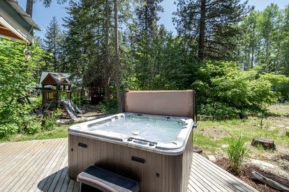 Pet-Friendly, Serene Mountain Cabin Lake Near Wenatchee State Park with a Hot-Tub to Relax Under the Stars, Washington - Leavenworth, Washington - glamping.directory
