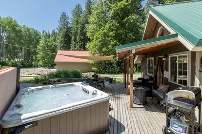 Pet-Friendly, Serene Mountain Cabin Lake Near Wenatchee State Park with a Hot-Tub to Relax Under the Stars, Washington - Leavenworth, Washington - glamping.directory