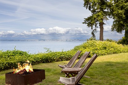Heavenly Cottage with Outdoor Fire Pit and Breathtaking Sunset Views in Washington - Blaine, Washington - glamping.directory