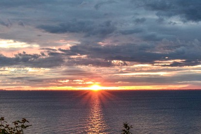 Heavenly Cottage with Outdoor Fire Pit and Breathtaking Sunset Views in Washington - Blaine, Washington - glamping.directory