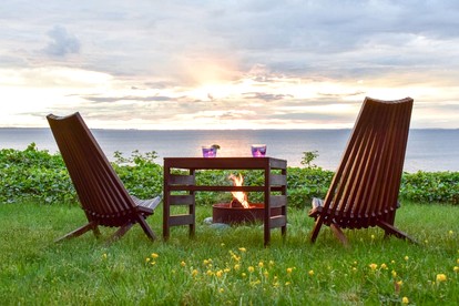 Heavenly Cottage with Outdoor Fire Pit and Breathtaking Sunset Views in Washington - Blaine, Washington - glamping.directory