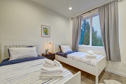 Luxury Private Cabin Beautifully Design with Beautiful Hiking Trails in Washington - Sedro-Woolley, Washington - glamping.directory