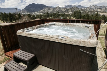 Rustic Cabin with Jacuzzi and Mountain Views in Colorado - Estes Park, Colorado - glamping.directory