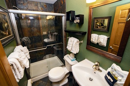 Rustic Cabin with Jacuzzi and Mountain Views in Colorado - Estes Park, Colorado - glamping.directory
