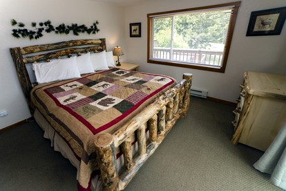 Rustic Cabin with Jacuzzi and Mountain Views in Colorado - Estes Park, Colorado - glamping.directory