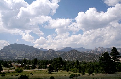 Rustic Cabin with Jacuzzi and Mountain Views in Colorado - Estes Park, Colorado - glamping.directory