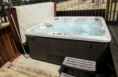 Rustic Cabin with Jacuzzi and Mountain Views in Colorado - Estes Park, Colorado - glamping.directory