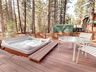 Pet-Friendly Cabin With Sauna and Hot Tub near Lake Tahoe, California - Kings Beach, California - glamping.directory