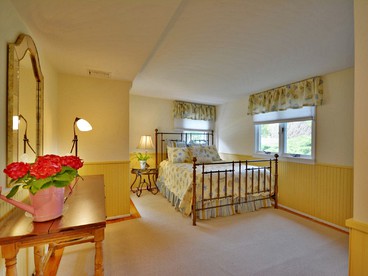 Stunning Waterfront Villa Rental with a Jacuzzi and a Heated Pool for a Luxury Getaway in the Hamptons, New York - Southampton, New York - glamping.directory