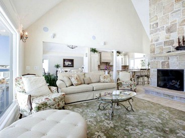 Stunning Waterfront Villa Rental with a Jacuzzi and a Heated Pool for a Luxury Getaway in the Hamptons, New York - Southampton, New York - glamping.directory