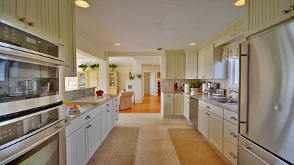 Stunning Waterfront Villa Rental with a Jacuzzi and a Heated Pool for a Luxury Getaway in the Hamptons, New York - Southampton, New York - glamping.directory