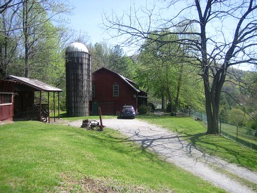 Family-Friendly Cabin with Panoramic Mountain Views next to Pisgah National Forest - Pisgah Forest, North Carolina - glamping.directory