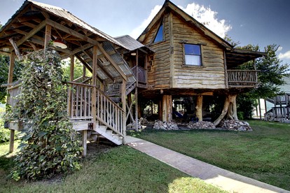 Impressive Tree House near the Guadalupe River in New Braunfels, Texas - New Braunfels, Texas - glamping.directory
