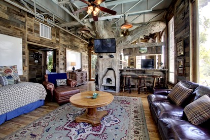 Impressive Tree House near the Guadalupe River in New Braunfels, Texas - New Braunfels, Texas - glamping.directory