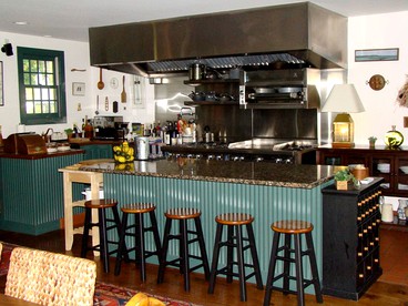 Exquisite Villa Rental for Groups with a Heated Pool in Orleans, Massachusetts - East Orleans, Massachusetts - glamping.directory