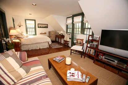 Exquisite Villa Rental for Groups with a Heated Pool in Orleans, Massachusetts - East Orleans, Massachusetts - glamping.directory