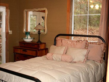 Secluded Forest Cabin Rental with Seasonal Pool near Natchez, Mississippi - Roxie, Mississippi - glamping.directory