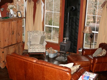 Secluded Forest Cabin Rental with Seasonal Pool near Natchez, Mississippi - Roxie, Mississippi - glamping.directory