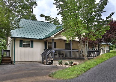 Family-Friendly Cabin Rental at Resort near Area Attractions in Pigeon Forge, Tennessee - Pigeon Forge, Tennessee - glamping.directory